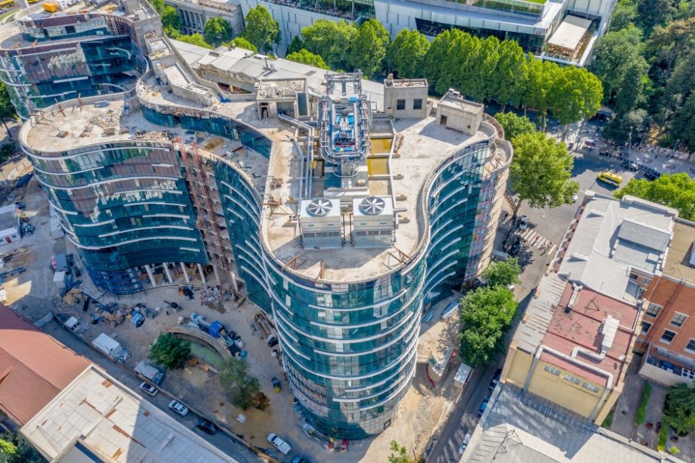 Bariera dźwiękochłonna w hotelu Freedom Square w Tbilisi