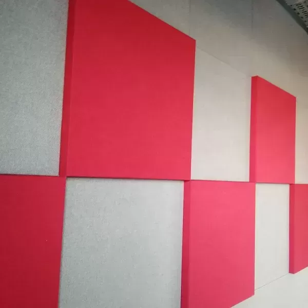 Montaż paneli akustycznych w słynnym studiu radiowym