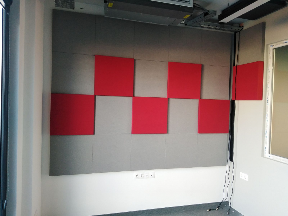 Montaż paneli akustycznych w słynnym studiu radiowym