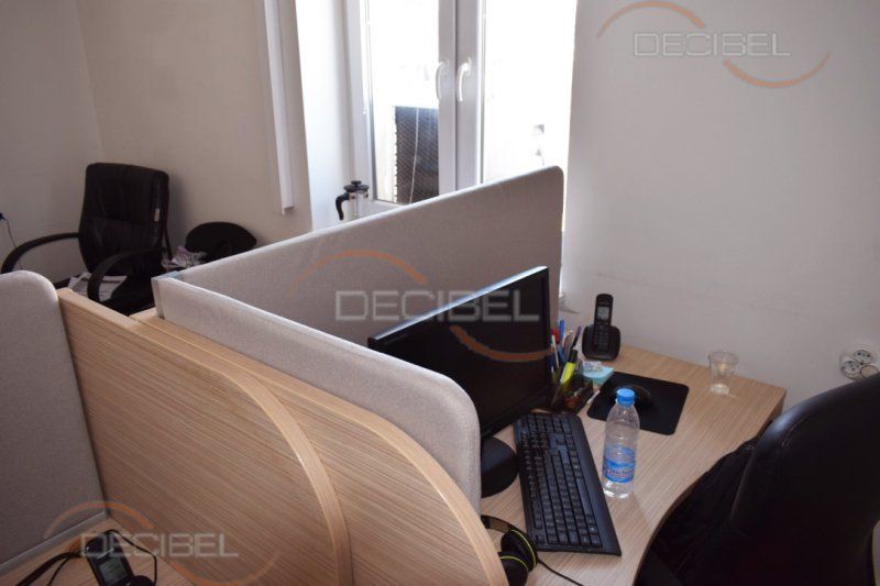 Atendia - projekt i produkcja wygłuszających przekładek biurkowych w biurze na planie otwartym w Sofii, 2017