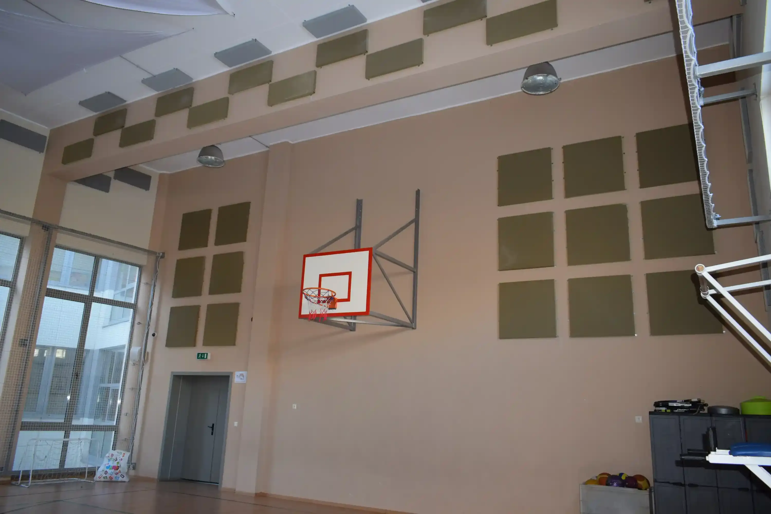 Redukcja echa w sali gimnastycznej za pomocą paneli akustycznych
