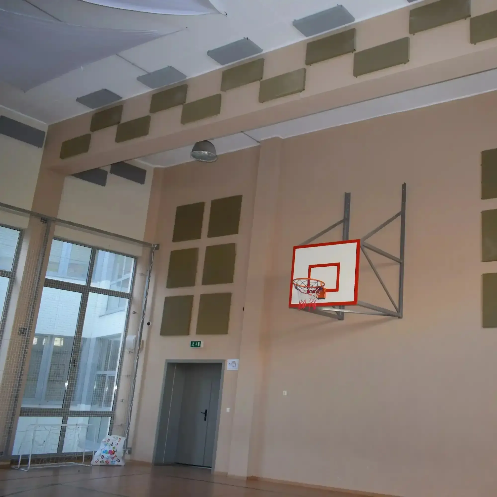 Redukcja echa w sali gimnastycznej za pomocą paneli akustycznych