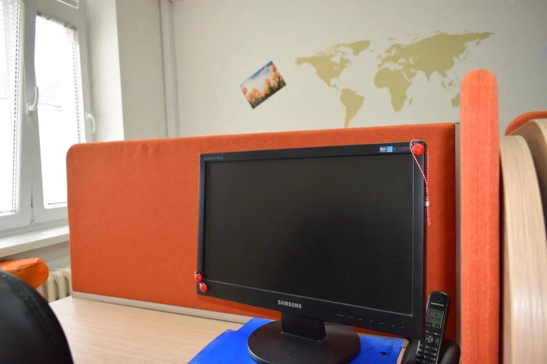 Atendia - projektowanie i produkcja separatorów biurkowych redukujących hałas