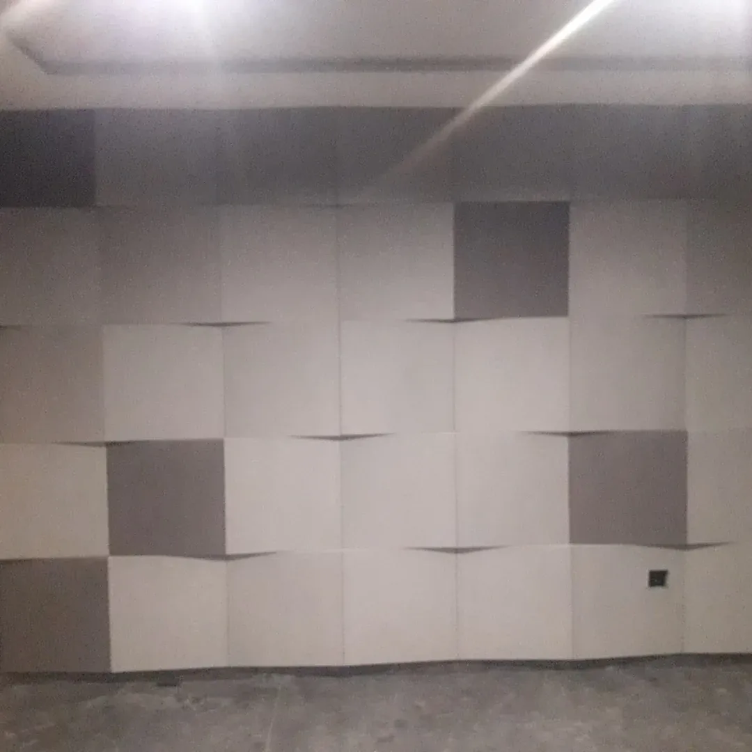 Akustyka kina domowego z panelami tekstylnymi i filcowymi