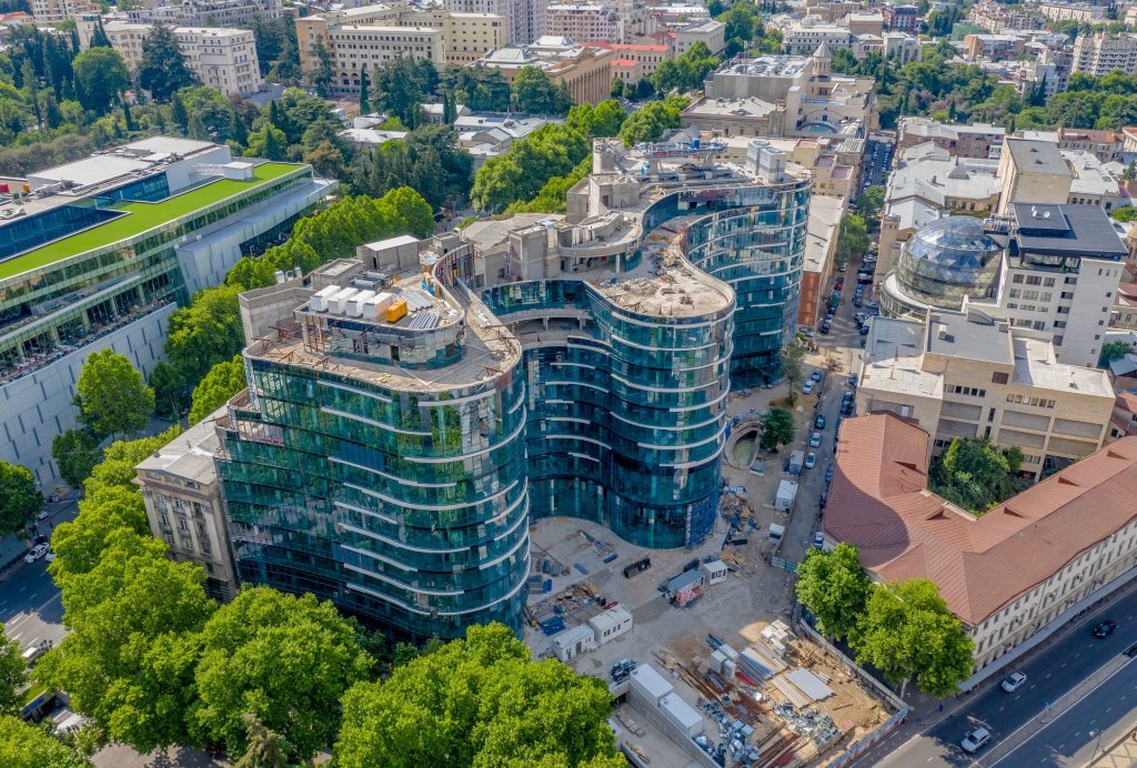 Bariera dźwiękochłonna w hotelu Freedom Square w Tbilisi