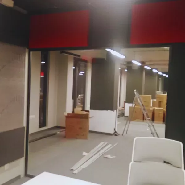 Montaż paneli akustycznych w słynnym studiu radiowym
