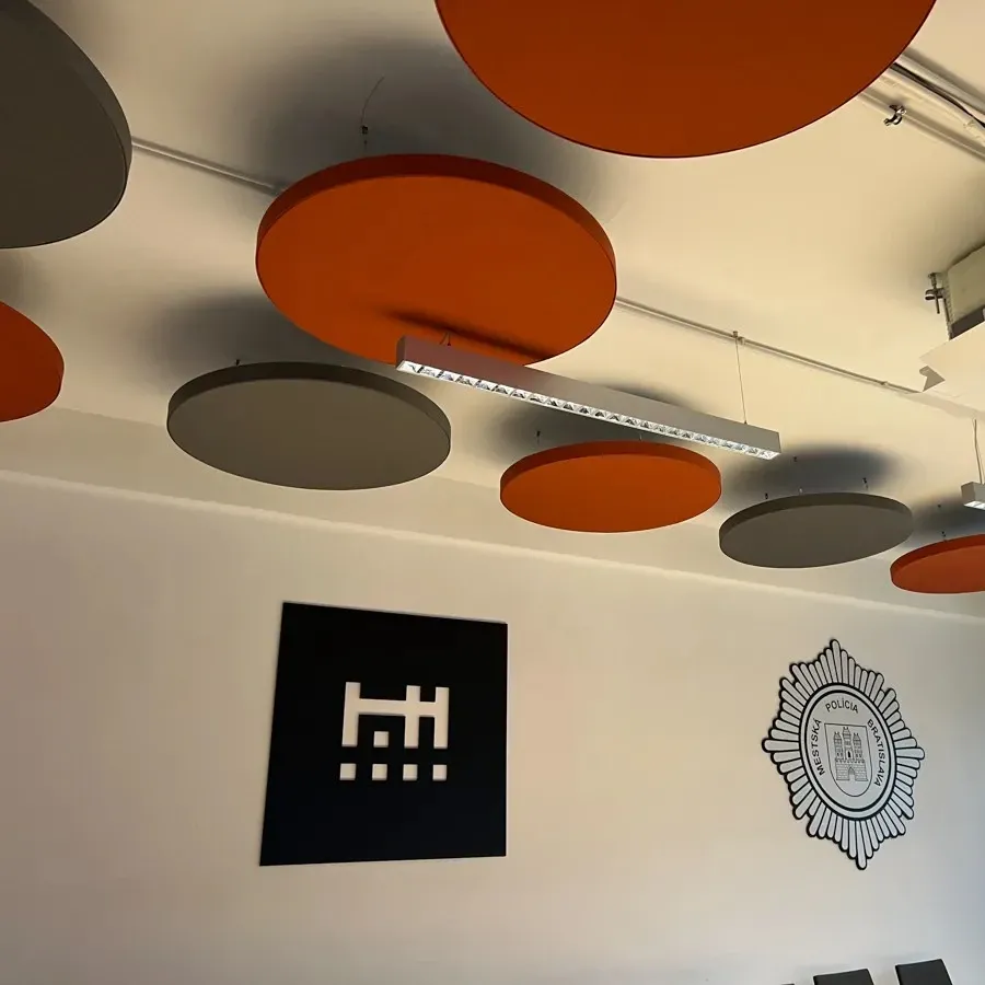 Poprawa akustyki w sali dyżurnej policji w Bratysławie