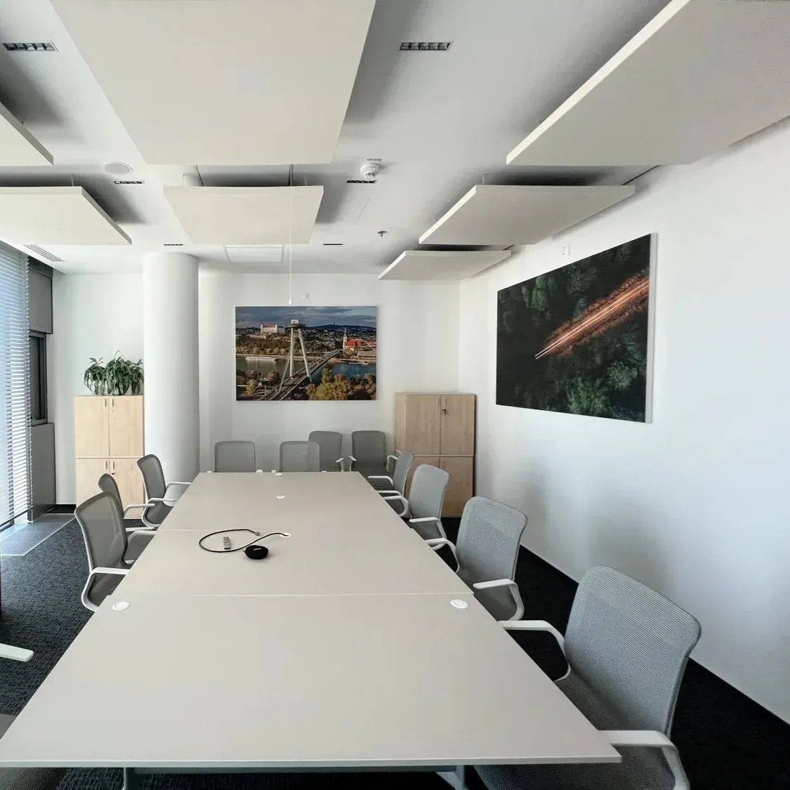 Adaptacja akustyczna sali konferencyjnej Kantar Slovakia