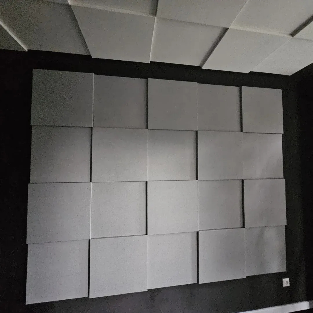 Domowe studio podcastów i muzyki z panelami akustycznymi Echo Wall