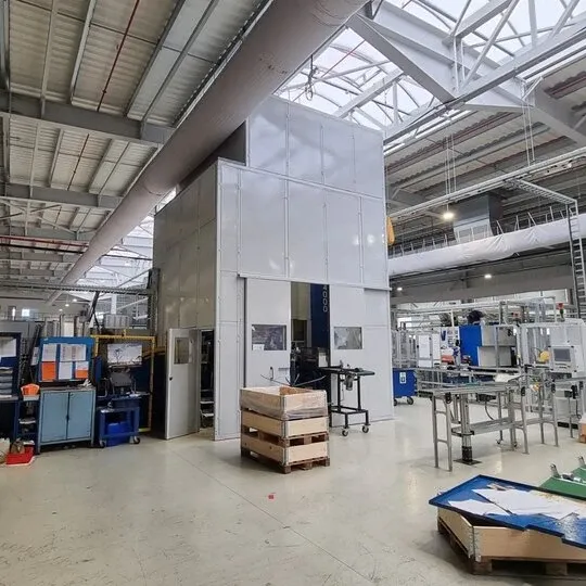 Przemysłowe wygłuszenie hałaśliwej prasy w Miba Steeltec