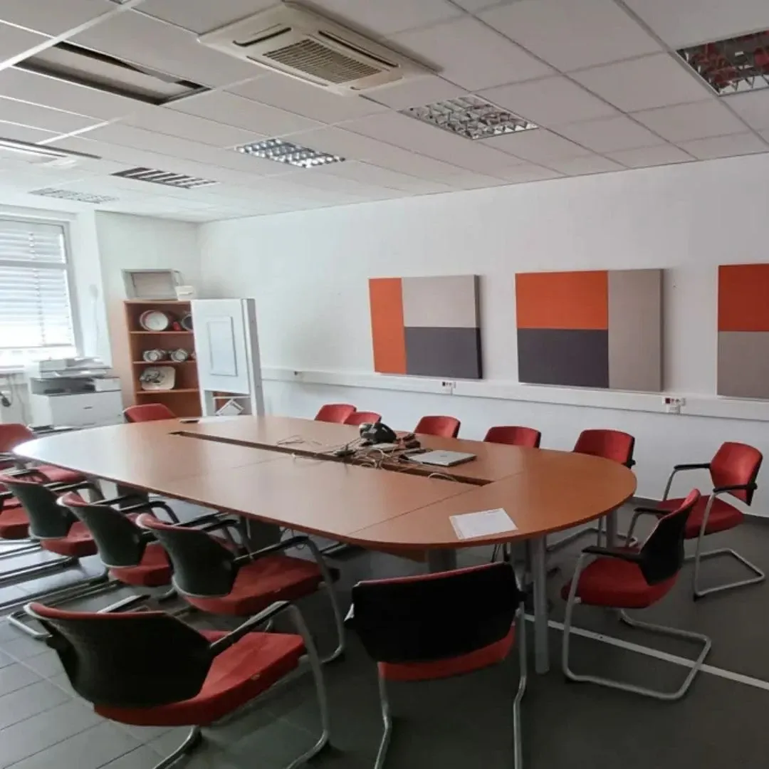 Modernizacja akustyki sali konferencyjnej CESAM za pomocą paneli ściennych