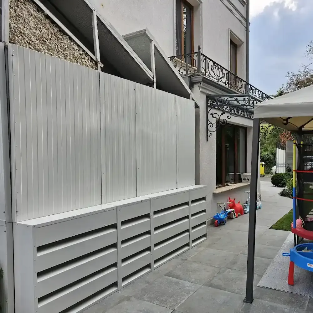 Wyciszenie klimatyzatorów w ogrodzie za pomocą paneli PZP