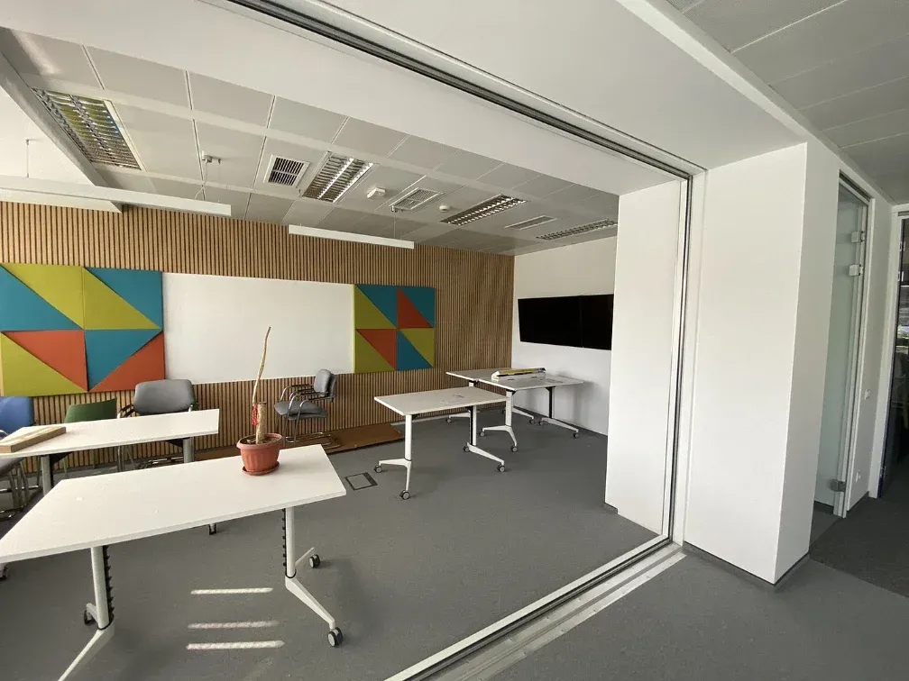 Modernizacja akustyczna w salach konferencyjnych i salach przesłuchań w biurach