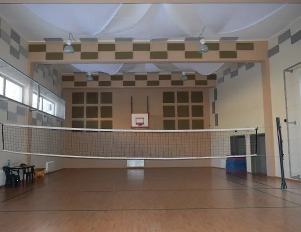 Redukcja echa w sali gimnastycznej za pomocą paneli akustycznych