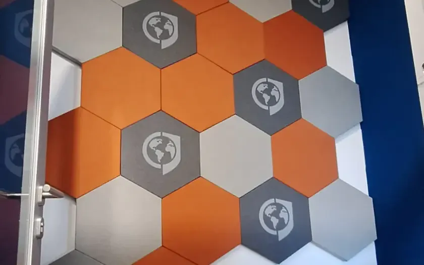 Redukcja echa za pomocą paneli akustycznych z logo dla GLOBSEC