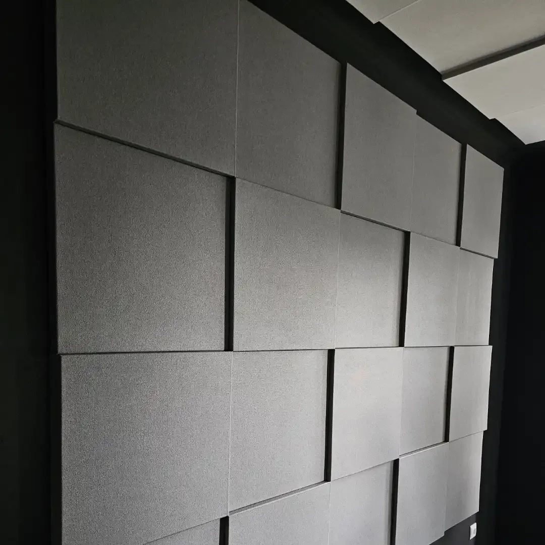 Domowe studio podcastów i muzyki z panelami akustycznymi Echo Wall
