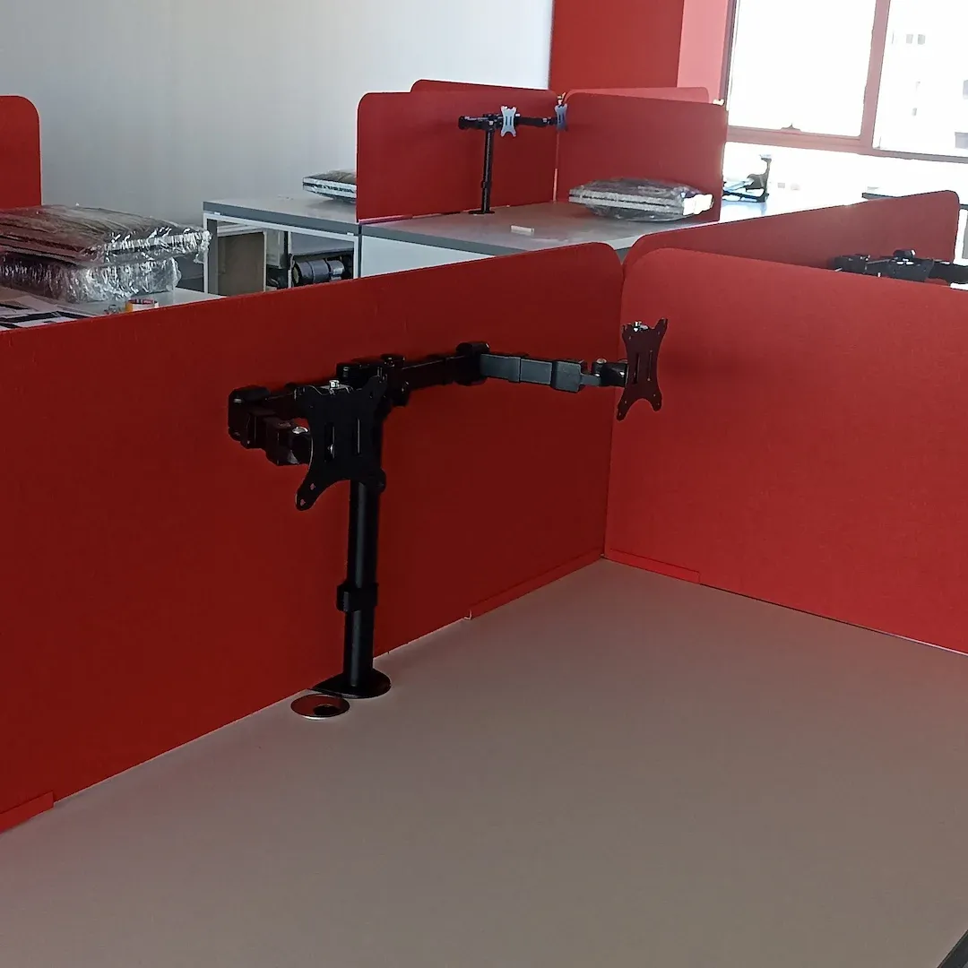 Akustyczne przekładki biurkowe do kontroli hałasu w biurach typu open space