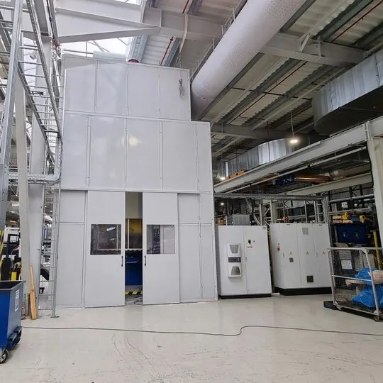 Przemysłowe wygłuszenie hałaśliwej prasy w Miba Steeltec
