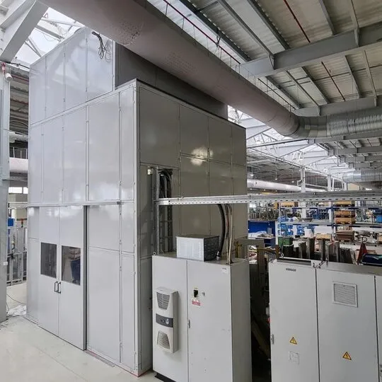 Przemysłowe wygłuszenie hałaśliwej prasy w Miba Steeltec