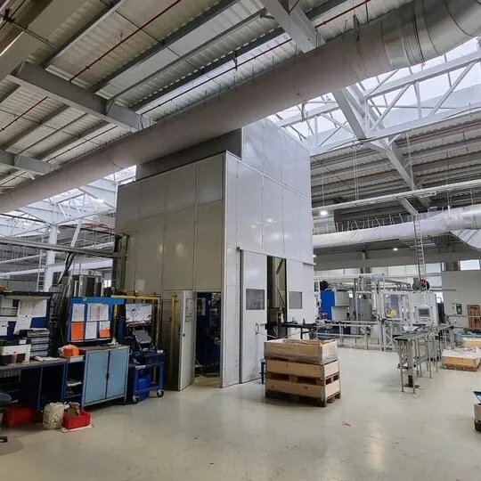 Przemysłowe wygłuszenie hałaśliwej prasy w Miba Steeltec