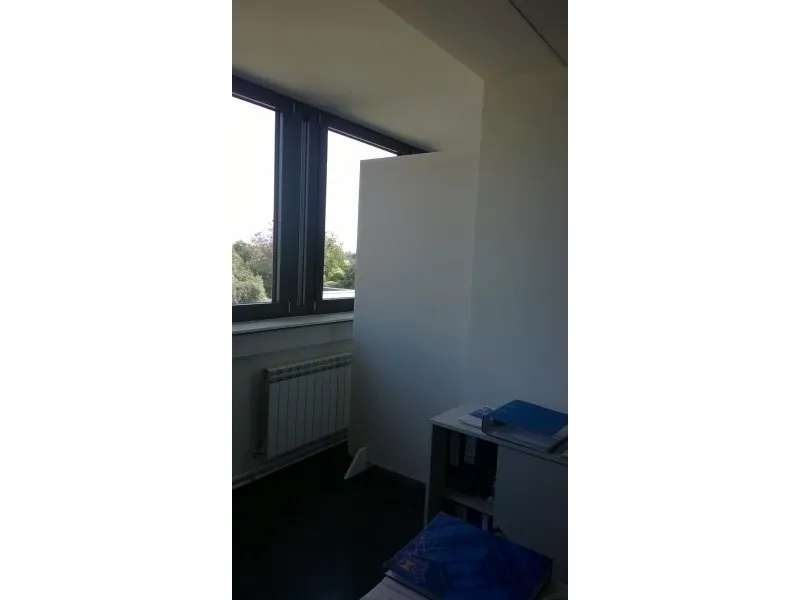 Ekran akustyczny w biurze z pogłosem