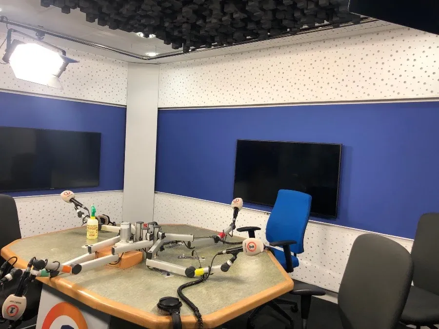 Obróbka akustyczna w studiu radiowym w Tanger, Maroko