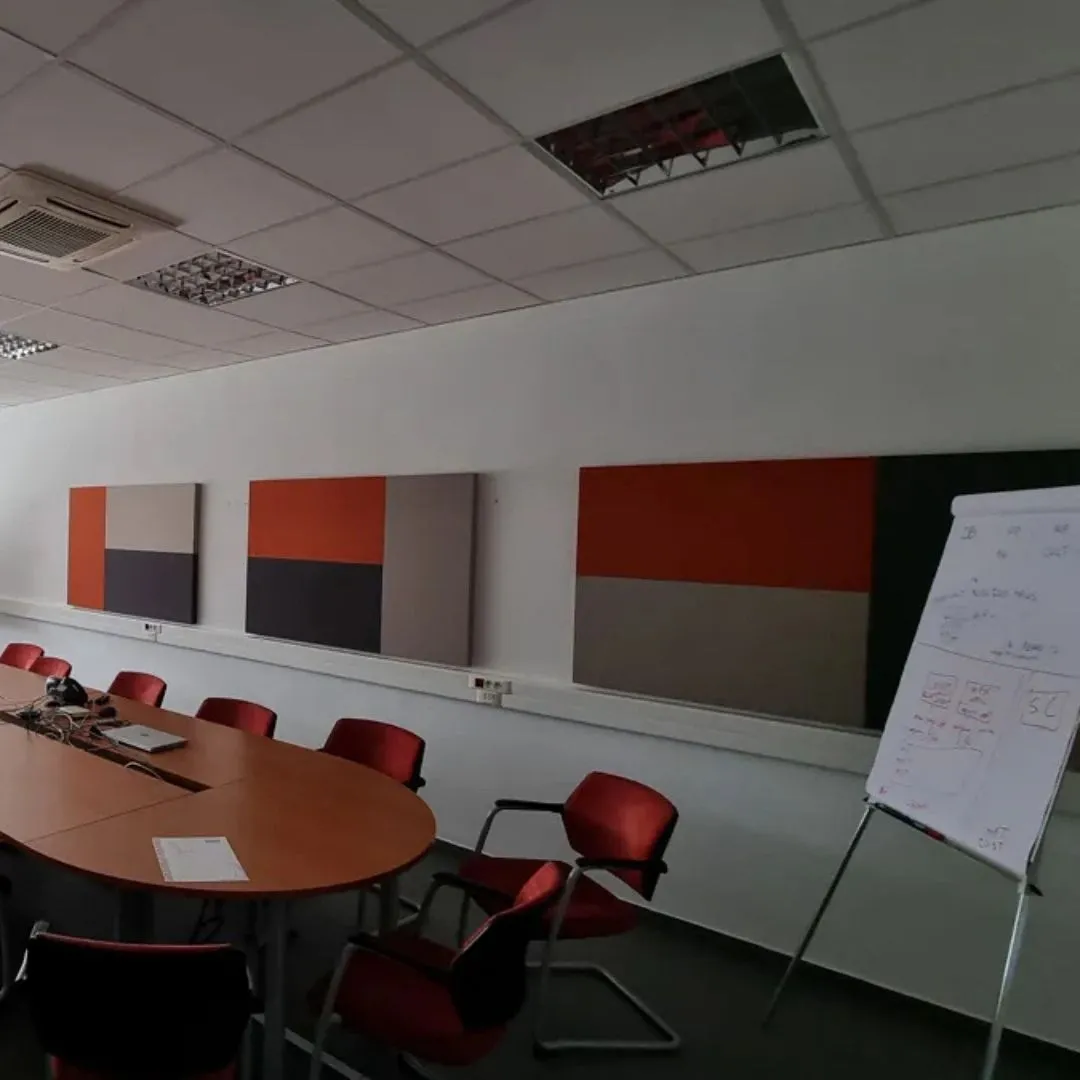 Modernizacja akustyki sali konferencyjnej CESAM za pomocą paneli ściennych