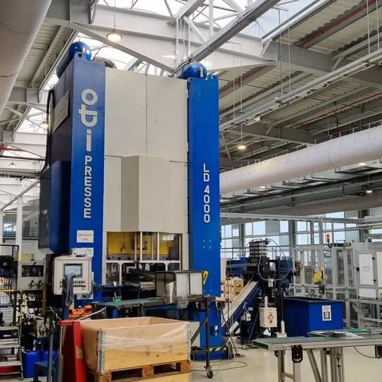 Przemysłowe wygłuszenie hałaśliwej prasy w Miba Steeltec