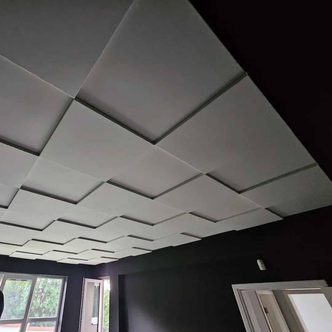 Domowe studio podcastów i muzyki z panelami akustycznymi Echo Wall