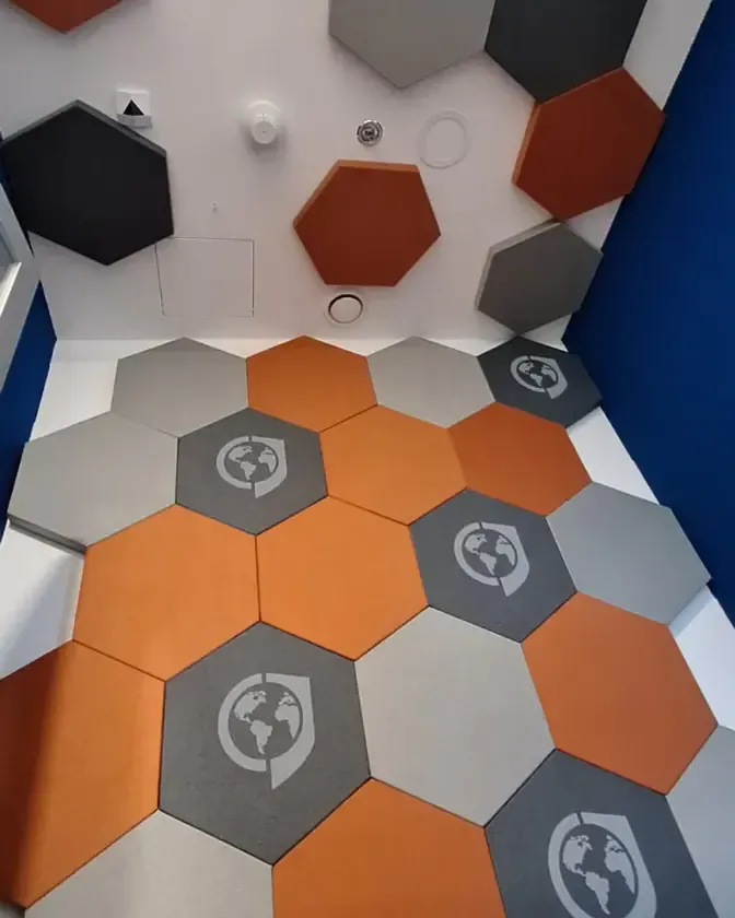 Redukcja echa za pomocą paneli akustycznych z logo dla GLOBSEC