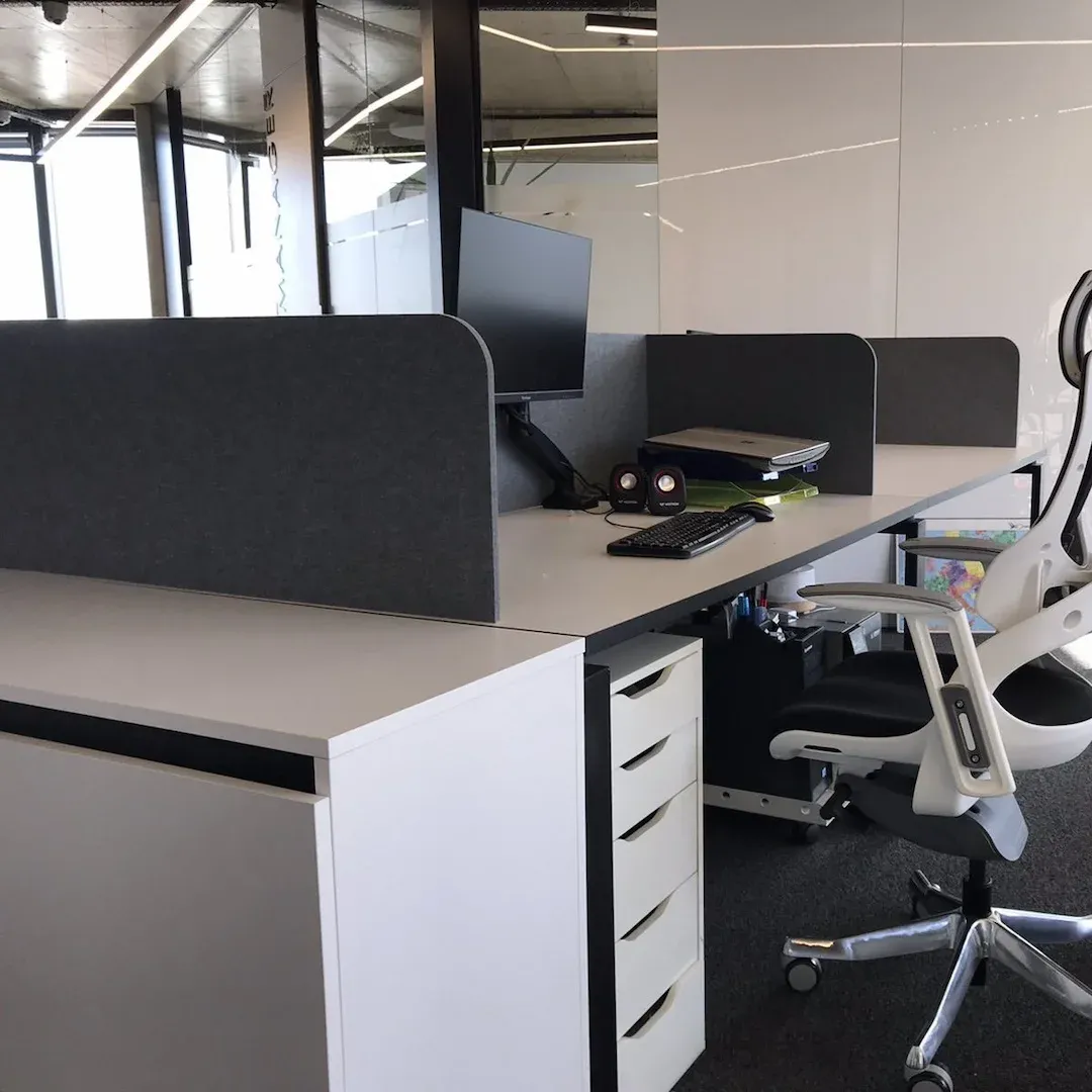 Akustyczne przekładki biurkowe do kontroli hałasu w biurach typu open space