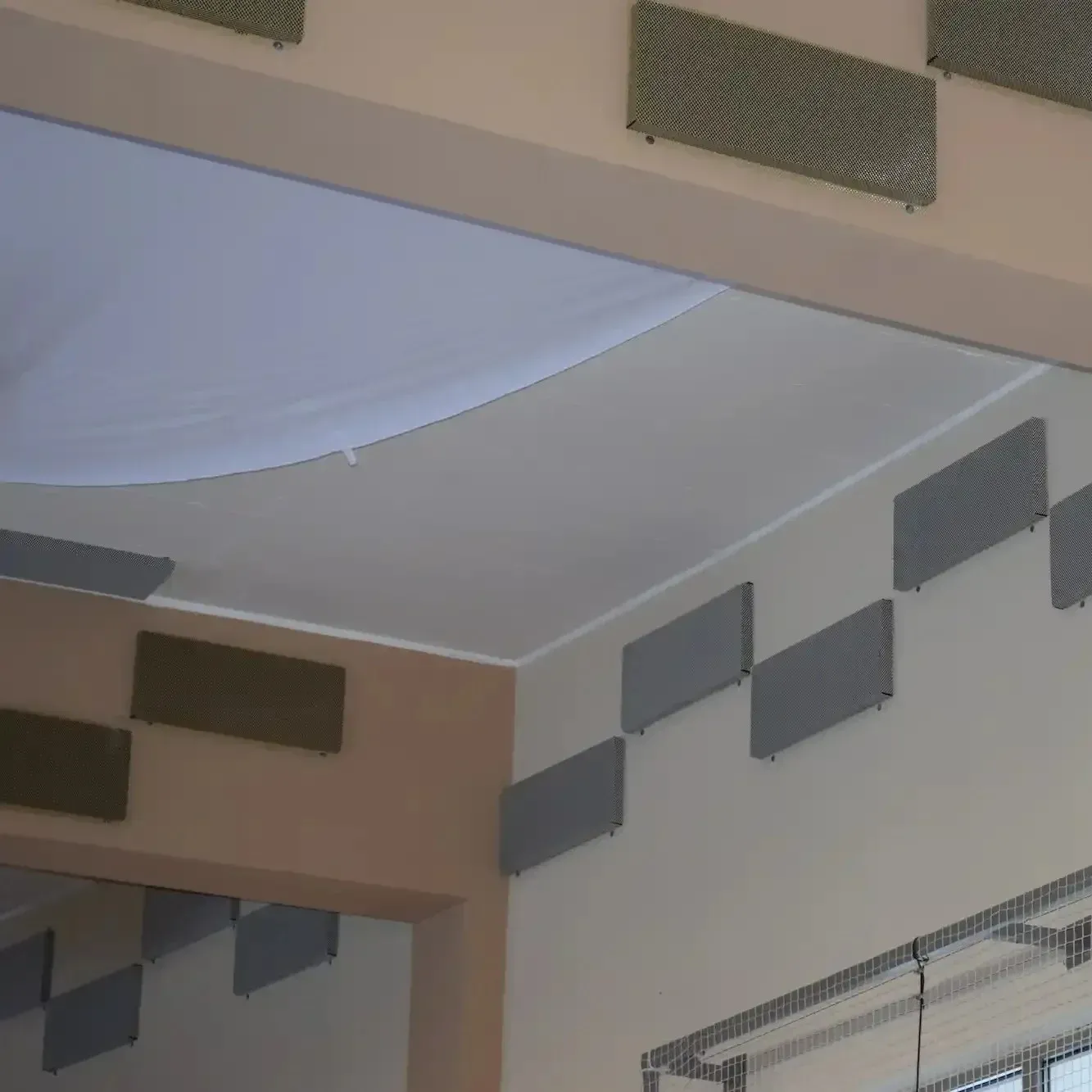 Redukcja echa w sali gimnastycznej za pomocą paneli akustycznych