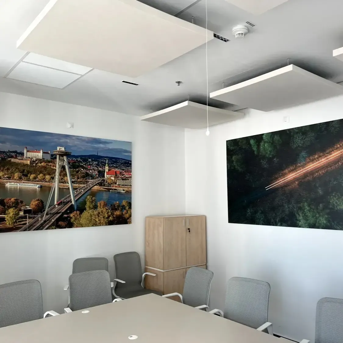 Adaptacja akustyczna sali konferencyjnej Kantar Slovakia