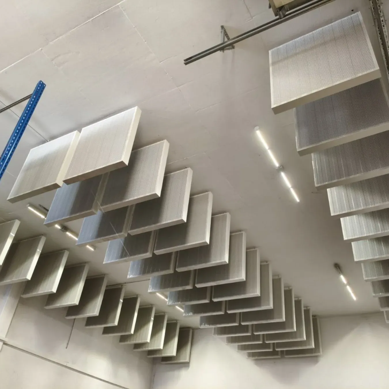 Adaptacja akustyczna hali przemysłowej dla Excellpack