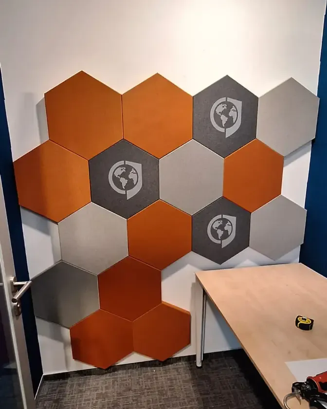 Redukcja echa za pomocą paneli akustycznych z logo dla GLOBSEC