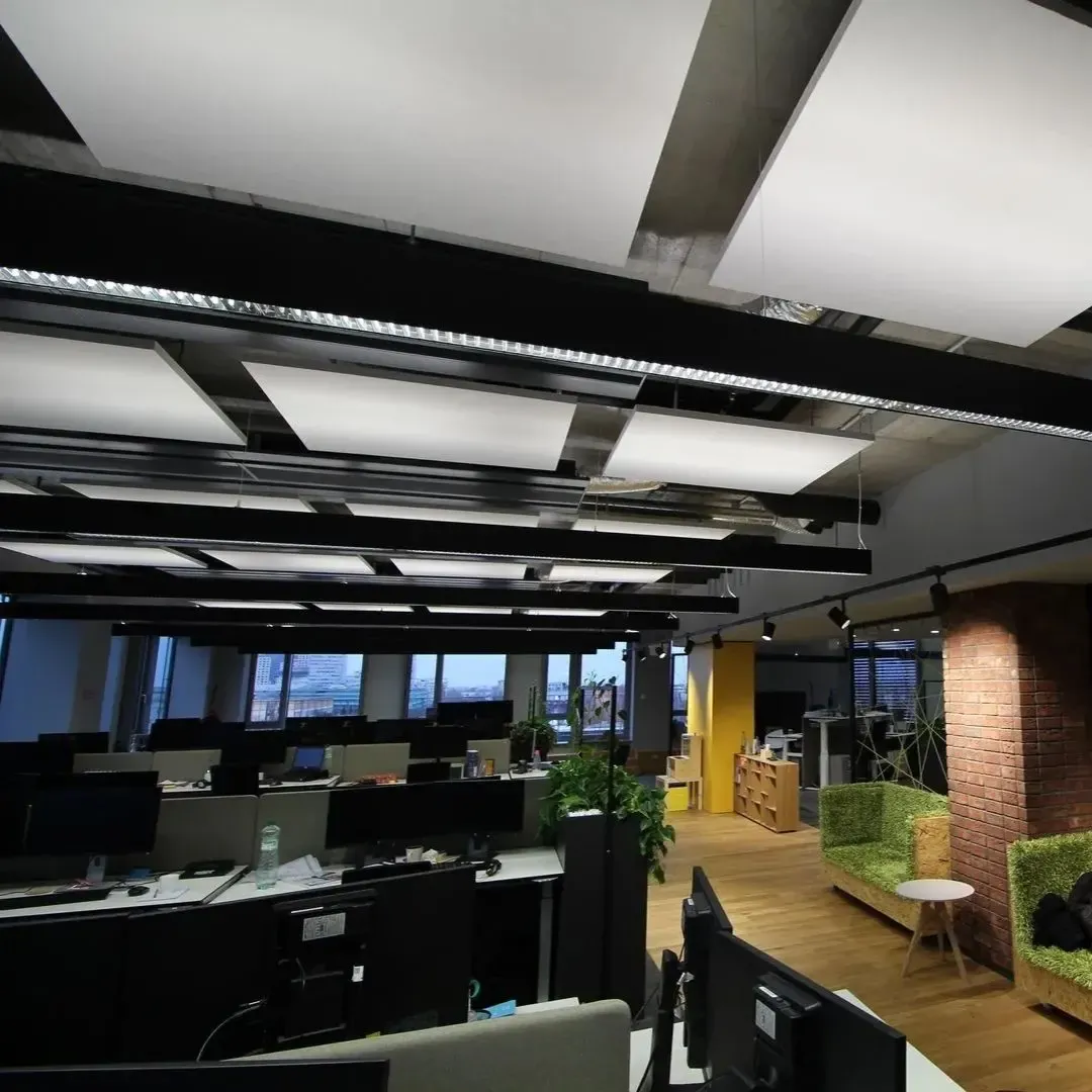 Adaptacja akustyczna biura otwartego Sygic o powierzchni 2000 m² w Bratysławie